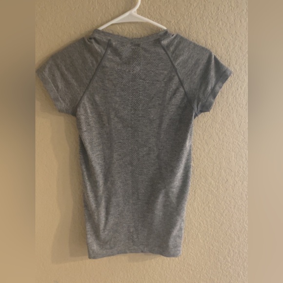 GREY LULU LEMON SWIFTLY SHORT SLEVE SIZE 4 - Picture 3 of 4